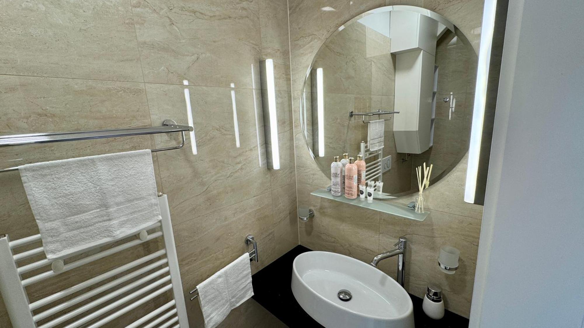 - Hlavna Ulica, Centrum, Netflix, Parking Apartment Kosice